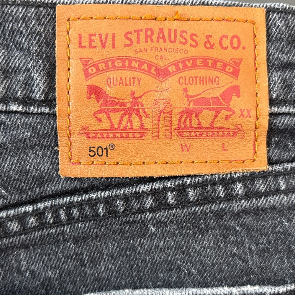 Levi's Women's High Rise Raw Hem Black Button Fly Denim Jean Shorts Size 29‎ - Picture 5 of 7